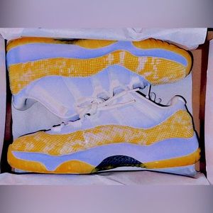 New Wmns Sz 11.5 Jordan 11 lows snakeskin 🐍